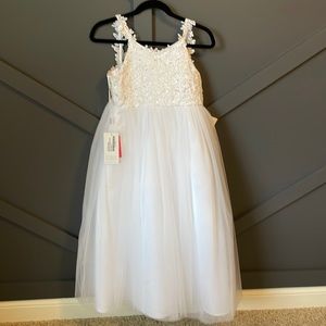 New with tags, Jr Bridesmaid/flower girl dress. White. Size 9. Waist 27.2 in.